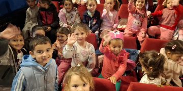 O zi magică la teatru – Copiii de la Centrul Comunitar Multinațional din Baia Mare au descoperit povestea „Albă ca Zăpada”