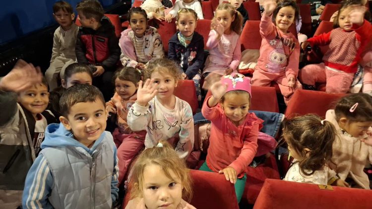O zi magică la teatru – Copiii de la Centrul Comunitar Multinațional din Baia Mare au descoperit povestea „Albă ca Zăpada”
