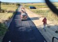 Asfalt proaspăt, în mijlocul câmpului. Imagine surprinsă în Ulmeni, Maramureș