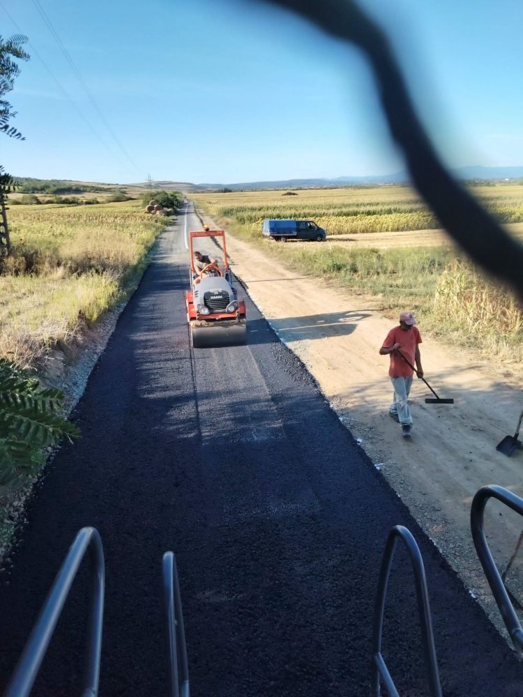 Asfalt proaspăt, în mijlocul câmpului. Imagine surprinsă în Ulmeni, Maramureș