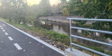 Pistă de biciclete lângă râu, dar fără parapeți pe anumite porțiuni. Un băimărean atrage atenția asupra unui posibil pericol