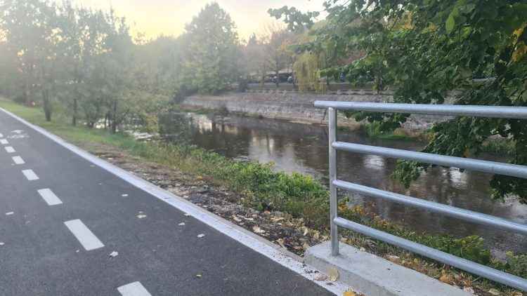 Pistă de biciclete lângă râu, dar fără parapeți pe anumite porțiuni. Un băimărean atrage atenția asupra unui posibil pericol