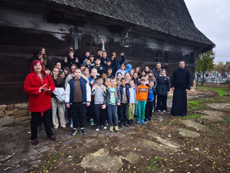Elevii din Săcălășeni au descoperit frumusețea și istoria bisericilor din localitate