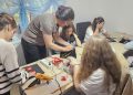 Copiii din casele de tip familial ale DGASPC Maramureș au creat obrăzare tradiționale în cadrul unor ateliere de artă