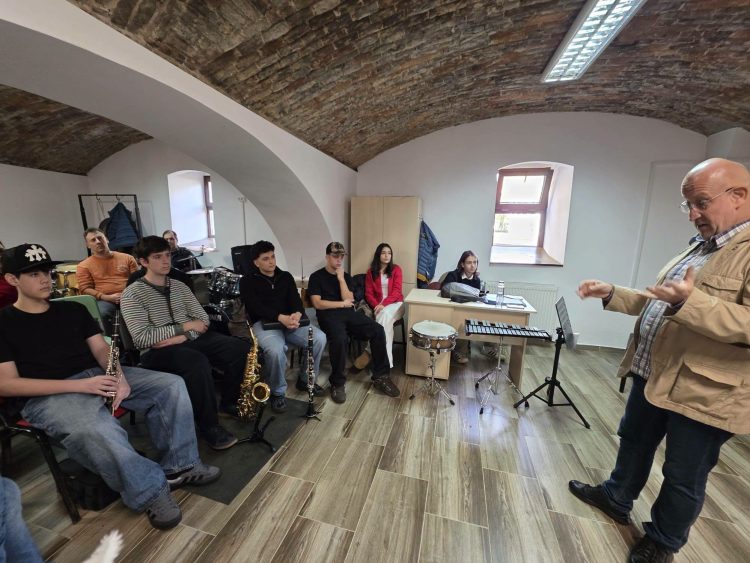 Muzica, dincolo de partitură. Elevii Colegiului de Arte Baia Mare au descoperit arta improvizației
