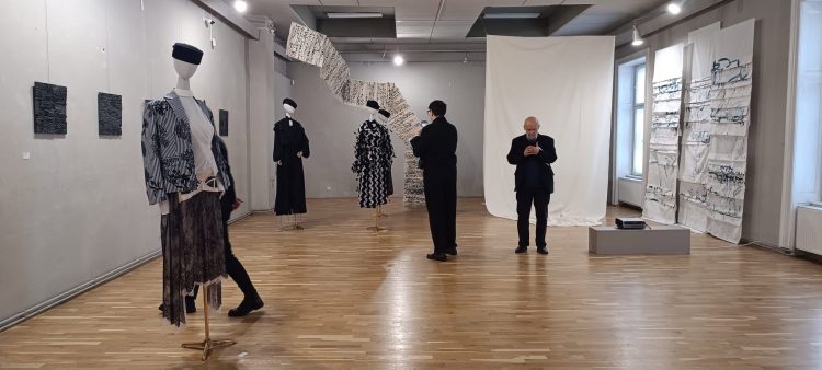 Arta viitorului ajunge în Baia Mare. Expoziție cu lucrări ale doctoranzilor din Cluj
