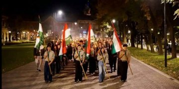 Unde a fost drapelul României? PNL și UDMR se încaieră la Satu Mare după un marș controversat!