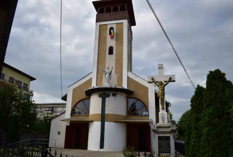 Radio Maria transmite în direct Liturghia arhierească de la Parohia „Sfântul Francisc” din Satu Mare