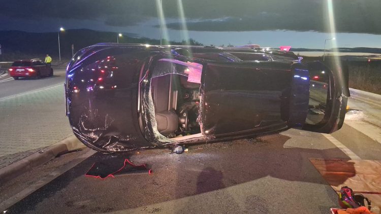 Accident grav: Un sofer rupt de beat s-a răsturnat cu mașina