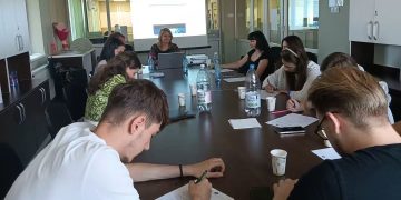 Cursuri gratuite de calificare pentru tinerii din Maramureș. Participanții primesc și bani pentru orele de formare