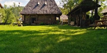 Un muzeu unic în România, ascuns în Maramureș. Povestea casei de peste 300 de ani dedicate femeii de la sat