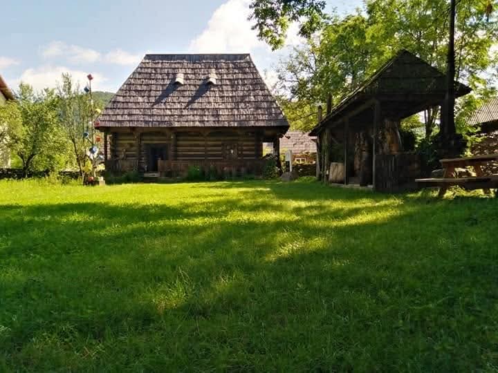 Un muzeu unic în România, ascuns în Maramureș. Povestea casei de peste 300 de ani dedicate femeii de la sat