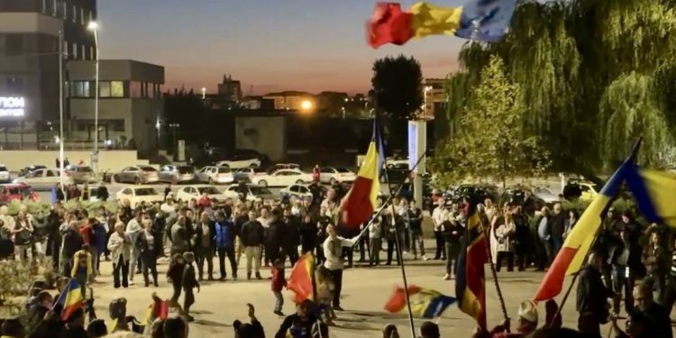 Nu suntem împărțiți între stânga și dreapta. Ne-au împărțit între cei care conduc și cei care duc greul