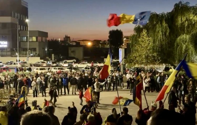 Nu suntem împărțiți între stânga și dreapta. Ne-au împărțit între cei care conduc și cei care duc greul