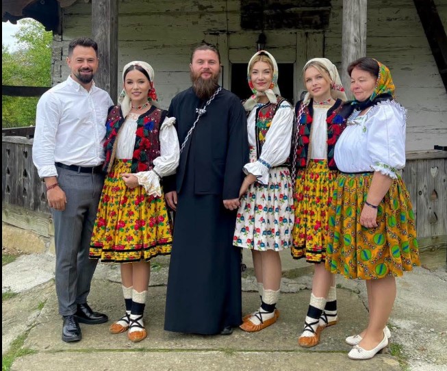 De la rolul de preot, la altar. Trei ani de când Andrei-Mitruț Vlad slujește la Glod