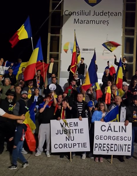 Protest la Baia Mare. Manifestanții au afișat mesaje împotriva corupției și de susținere pentru Călin Georgescu