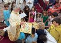 „Dacă plânge copilul, veniți în continuare la biserică!” Mesajul unei parohii ortodoxe pentru părinți