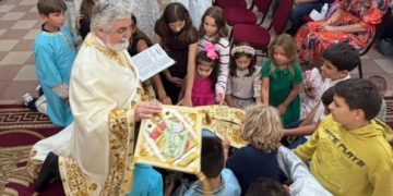 „Dacă plânge copilul, veniți în continuare la biserică!” Mesajul unei parohii ortodoxe pentru părinți