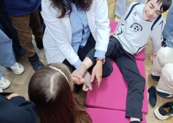 Primul ajutor, învățat de la vârste mici. Elevii Colegiului de Arte din Baia Mare au descoperit cum să reacționeze în situații de urgență