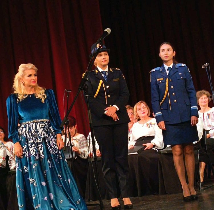 O angajată a Penitenciarului Baia Mare, pe scena unui eveniment dedicat cântecelor patriotice și ostășești