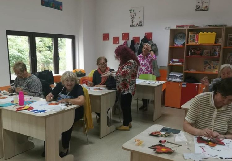 Culorile toamnei, transformate în artă de senioarele de la Centrul „Rivulus Pueris”