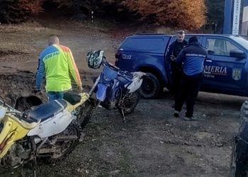 Prinși cu motocicletele de motocross în fondul cinegetic, în Pasul Netedea. Amenzi de 2.000 de lei