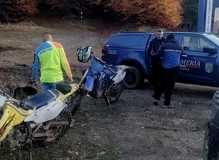 Prinși cu motocicletele de motocross în fondul cinegetic, în Pasul Netedea. Amenzi de 2.000 de lei