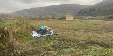 Deșeuri funerare abandonate pe un teren al comunei Strâmtura – Primăria a sesizat Poliția