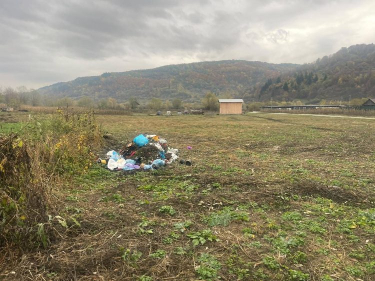 Deșeuri funerare abandonate pe un teren al comunei Strâmtura – Primăria a sesizat Poliția