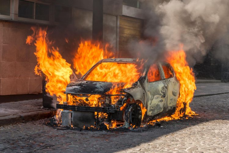 Mașină distrusă de flăcări în Maramureș. Pagube de 25.000 de lei și dosar penal