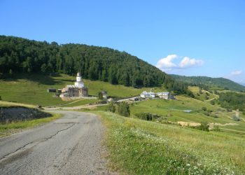 Hramul Mănăstirii Petrova, sărbătorit în 25 și 26 octombrie. Programul slujbelor religioase