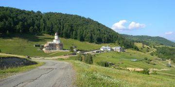 Hramul Mănăstirii Petrova, sărbătorit în 25 și 26 octombrie. Programul slujbelor religioase