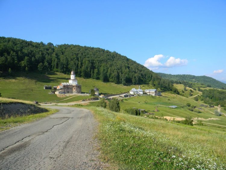 Hramul Mănăstirii Petrova, sărbătorit în 25 și 26 octombrie. Programul slujbelor religioase