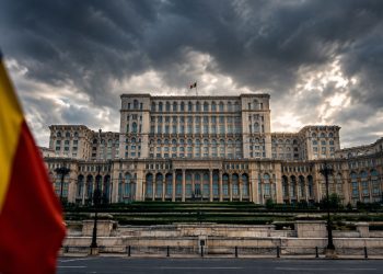 REFORMAȚI-VĂ MAI ÎNTÂI PE VOI! De ce începe reforma României de la comune și nu de la Parlament?