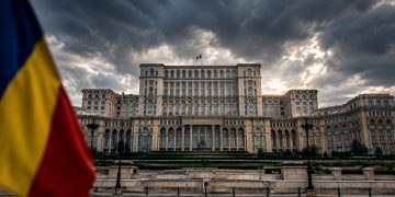 REFORMAȚI-VĂ MAI ÎNTÂI PE VOI! De ce începe reforma României de la comune și nu de la Parlament?