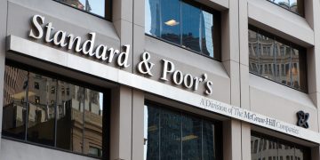 România scapă de „junk”, dar rămâne pe muchie. S&P păstrează ratingul țării