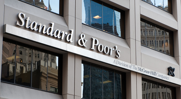 România scapă de „junk”, dar rămâne pe muchie. S&P păstrează ratingul țării