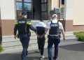Bătută cu bestialitate pe o stradă din Baia Sprie, în văzul tuturor. Agresorul, reţinut de poliţişti