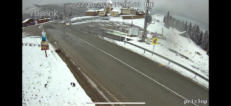 A nins în Pasul Prislop, pe DN18 – Drumarii au împrăștiat opt tone de material antiderapant