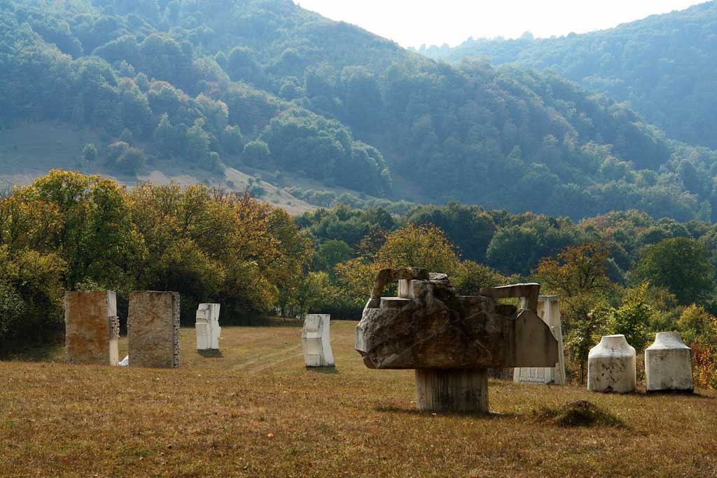 DRUMETIE IN MARAMURES - MUZEUL FLOREAN - Ocheade de din dos