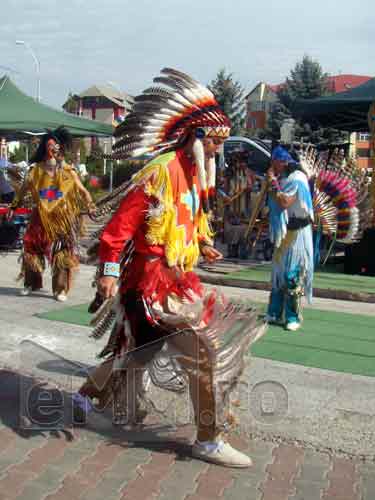 MUZICA - Concurenta intre amerindienii de la Sarbatoarea Castanelor 2012