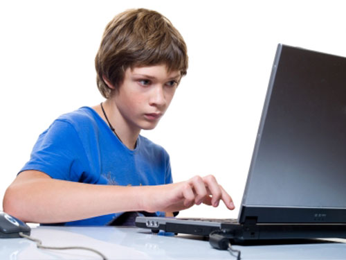 Foto adolescent la computer 