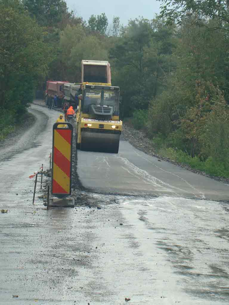 Foto asfaltare pe ploaie la drumul judetean Baia Sprie - Barsana / Selina (c) eMaramures.ro